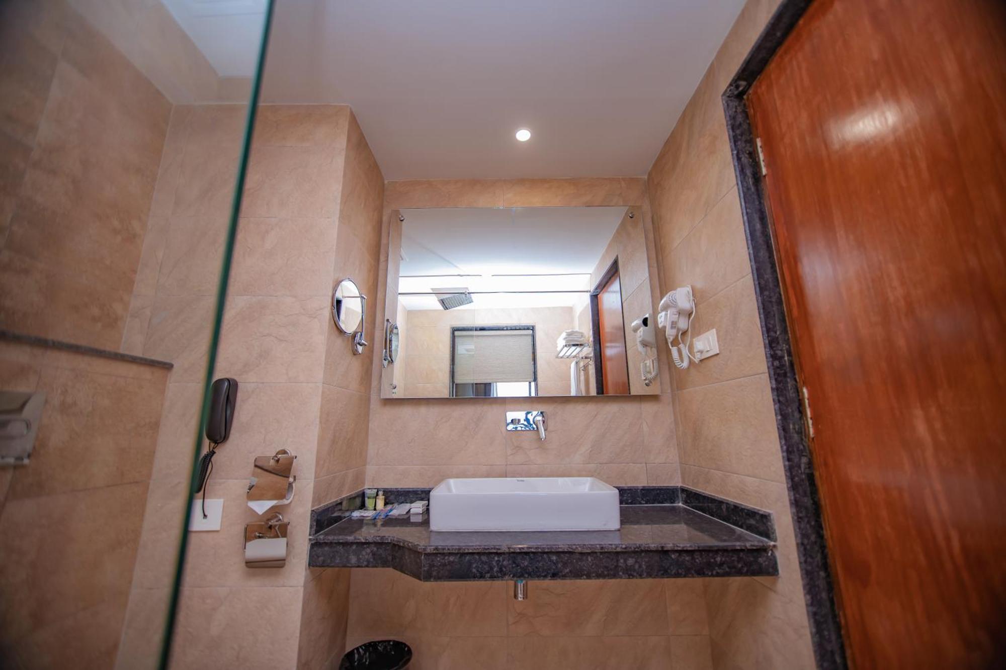 Hotel Pokhara Village & Spa 외부 사진
