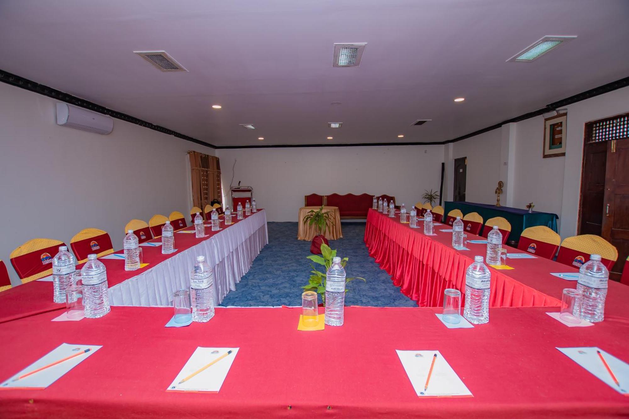 Hotel Pokhara Village & Spa 외부 사진